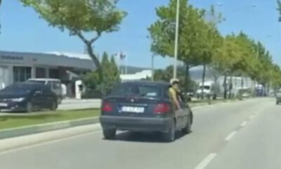 Canını hiçe sayan çocuk, otomobilin camından sarktı
