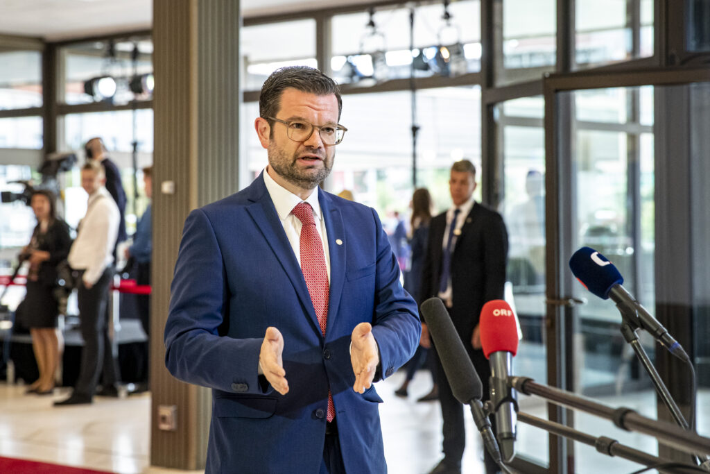 Almanya’da sonbaharda maske zorunluluğu geri geliyor