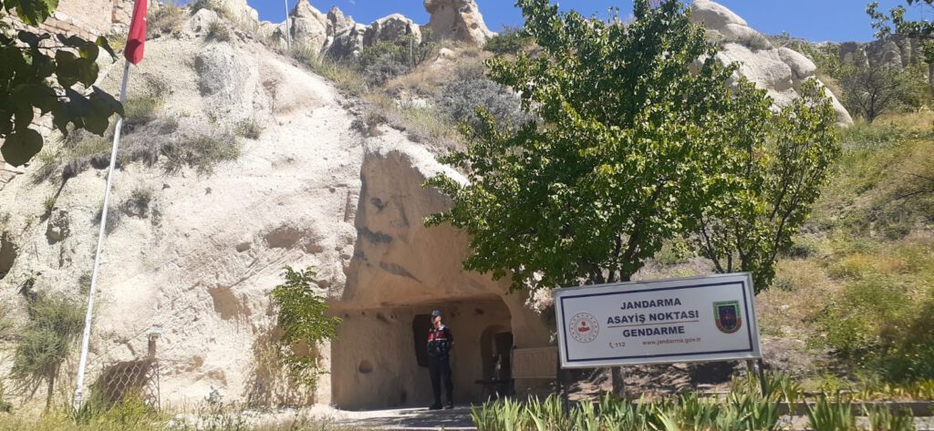 Peribacasından karakol kendine hayran bırakıyor