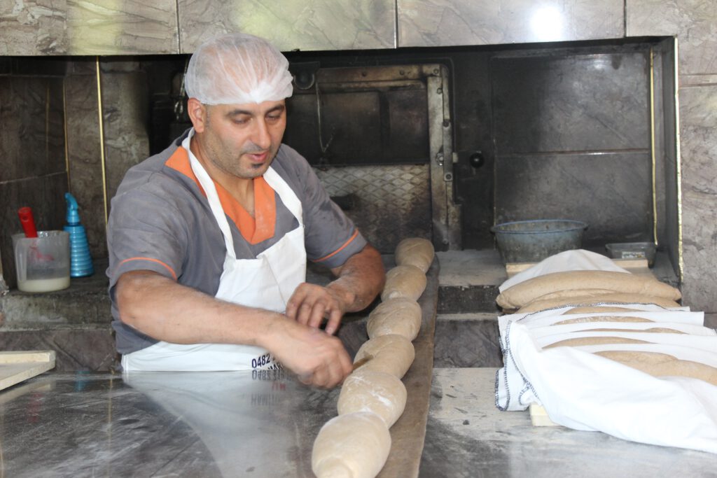 Ekmek parasını 50 derece sıcakta ateş başında kazanıyorlar