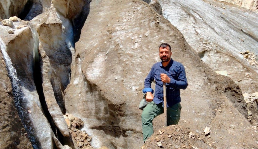 Doğaseverler 20 bin yıllık buzulları gezdi