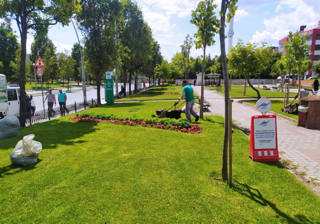 Sultangazi’de yeşil alanların bakımı titizlikle sürdürülüyor