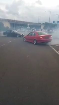 Düğün konvoyunda trafiği durdurup drift yaptılar