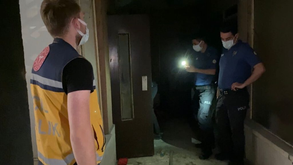 Unkapanı’nda iş merkezi asansöründe erkek cesedi bulundu
