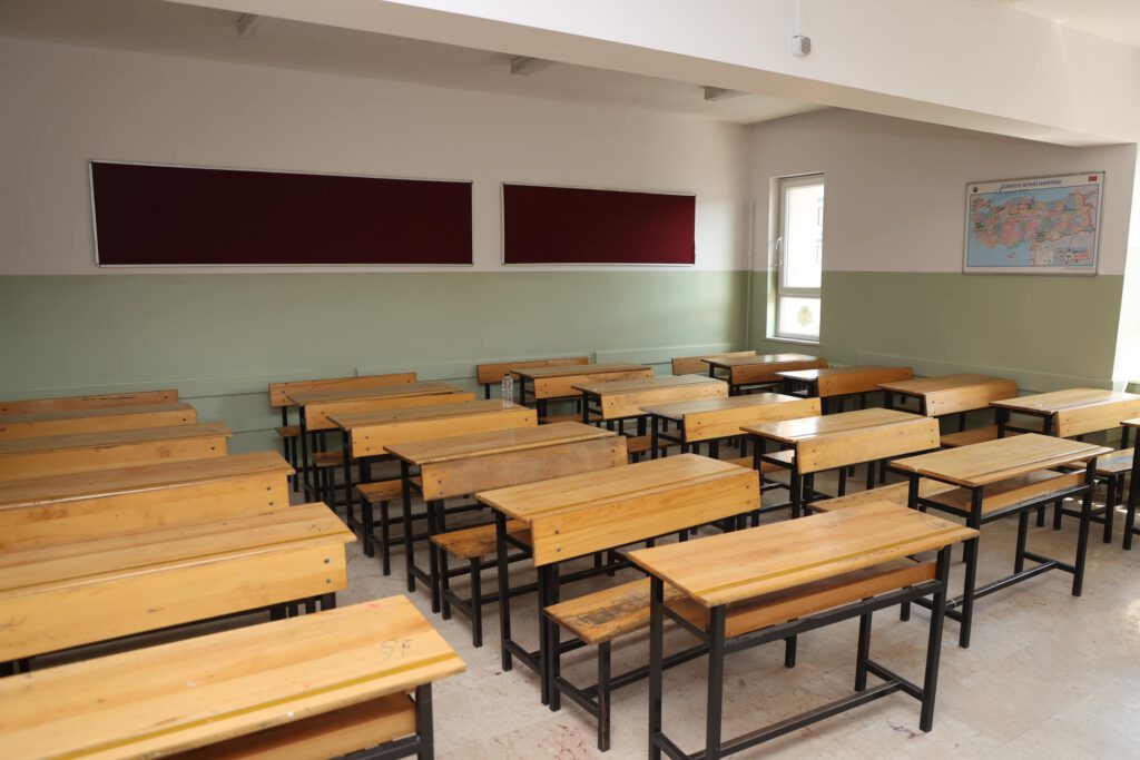 Zeytinburnu’nda 44 okula tadilat desteği