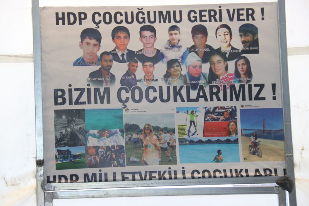 Diyarbakır’da ailelerin PKK ve HDP’ye karşı eylemleri bin 52’nci gününde