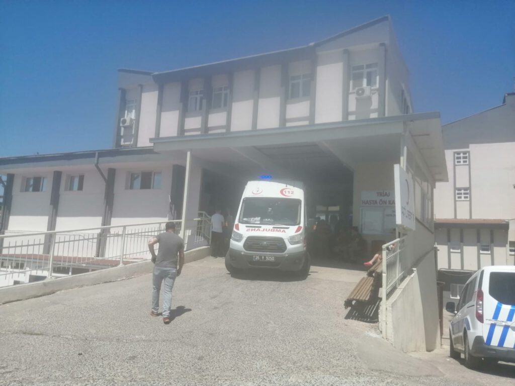 Aliağa’da otluk alandaki yangında 13 kişi dumandan etkilendi