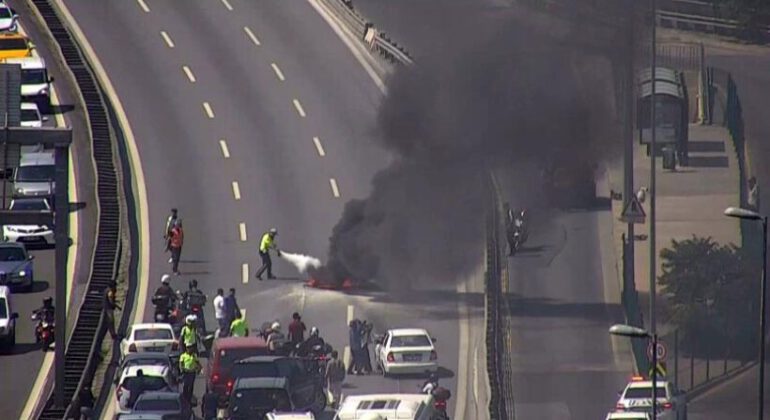 Üsküdar’da 15 Temmuz Şehitler Köprüsü girişinde bir motosiklette yangın çıktı. Yol ortasında yanan motosiklete itfaiye ekipleri tarafından müdahale ediliyor.
