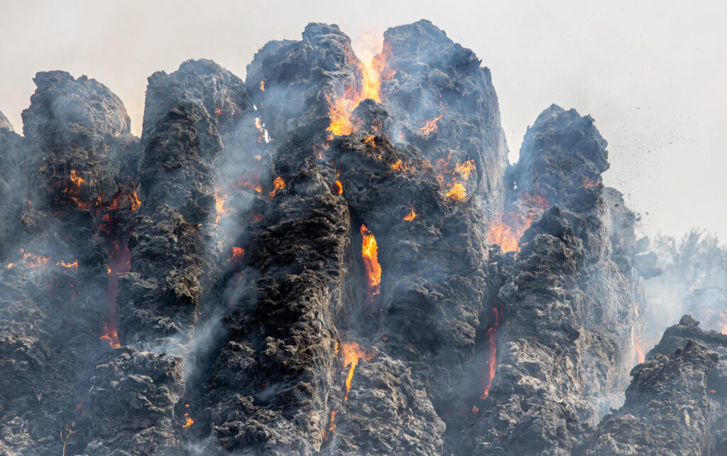 İspanya’da itfaiyecilerin alevlerle mücadele anları
