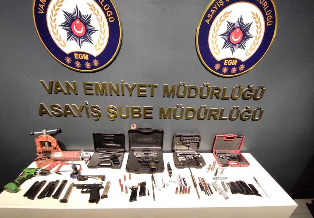 Kurusıkıları gerçek tabancaya dönüştüren şahıs yakalandı