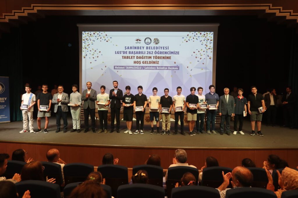 Şahinbey’den başarılı 262 LGS öğrencisine tablet