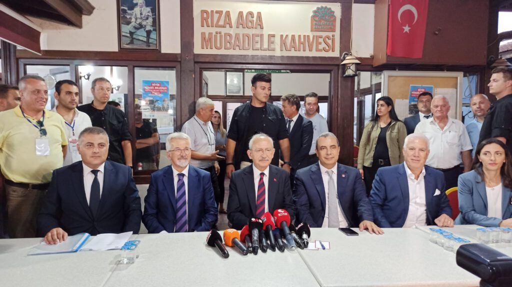 Kılıçdaroğlu, muhtarlar ve vatandaşlarla buluştu