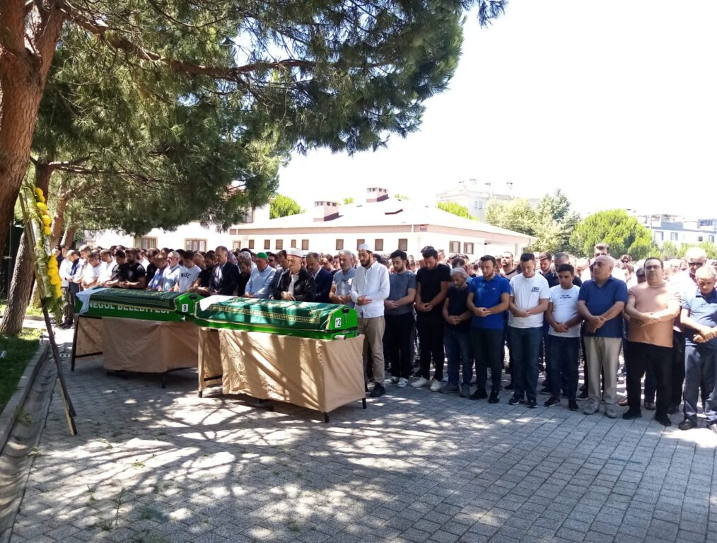 Doğum gününde kazada ölen mobilyacı ve eşi toprağa verildi