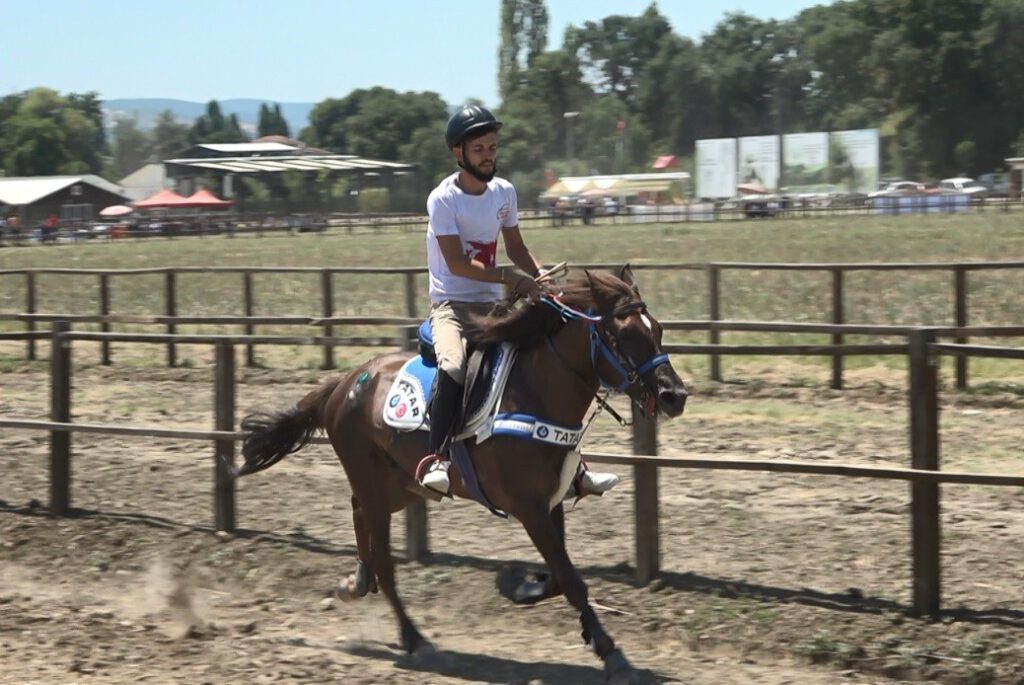 Rahvan atları yarışı nefes kesti