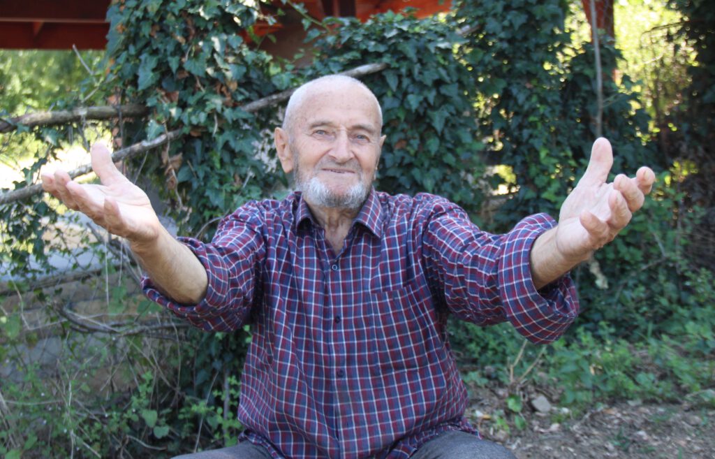 90 yaşında, yalnızlığını çalışarak unutuyor