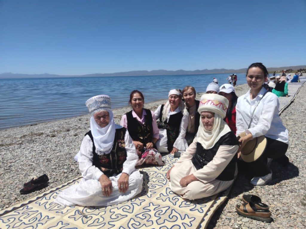 Kırgızistan’da 130 metre uzunluğunda keçe halı yapıldı