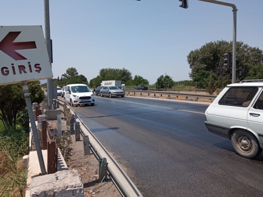 Yola dökülen zeytinyağı sürücülere zor anlar yaşattı