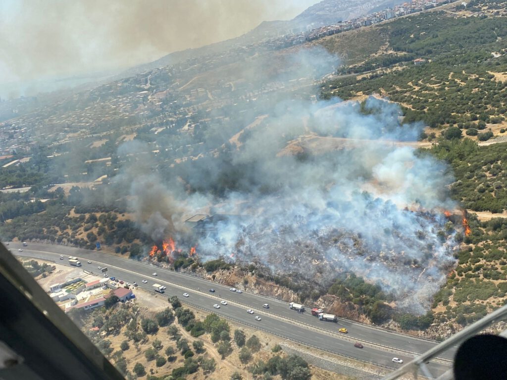 İzmir’de makilik alandaki yangına havadan ve karadan müdahale