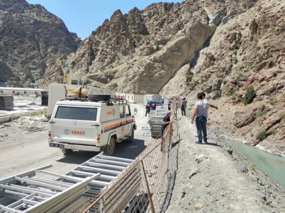 Serinlemek için Çoruh nehrine giren 18 yaşındaki işçi kayboldu