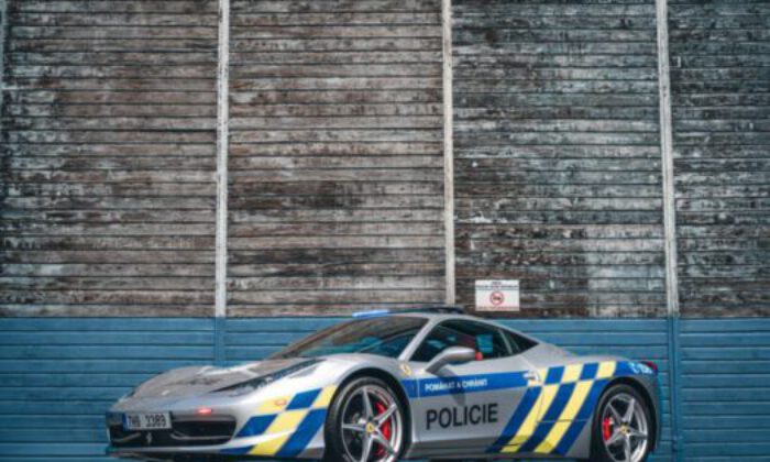 Çekya’da el konulan Ferrari polis filosuna katıldı