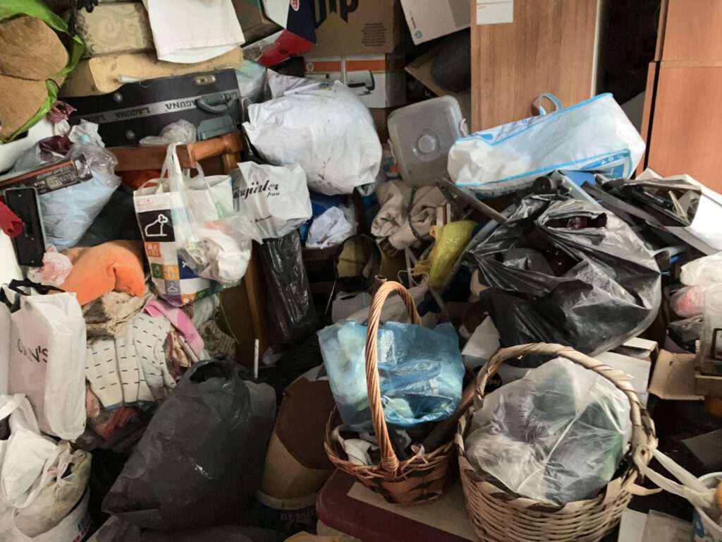 Çekmeköy’de torunu ihbar etti, çöp ev ortaya çıktı