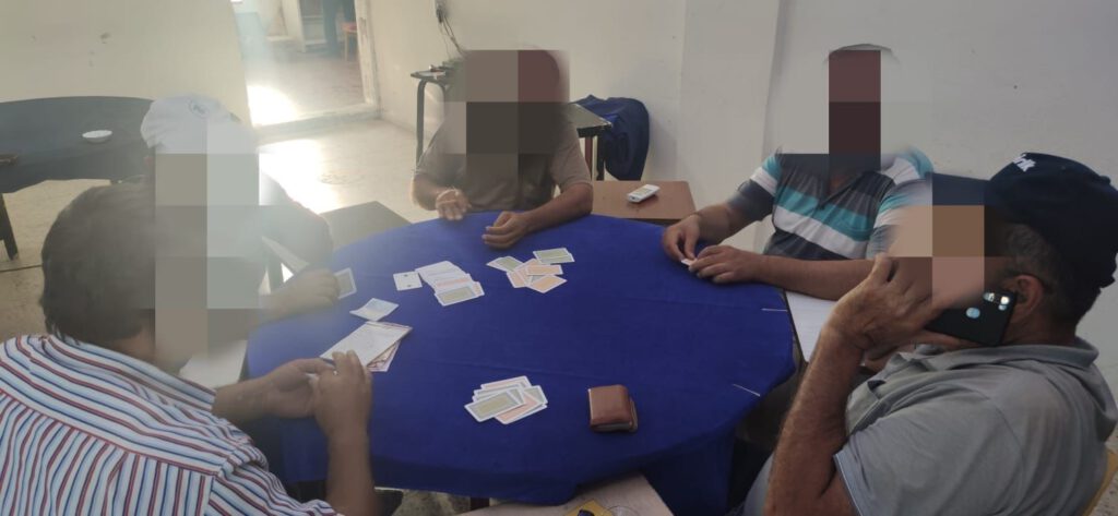 Hırsızlık şüphelisini arayan jandarmadan kumar oynayanlara suçüstü