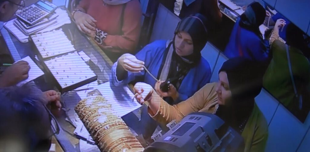 Kaşla göz arasında altın bilekliği çaldılar