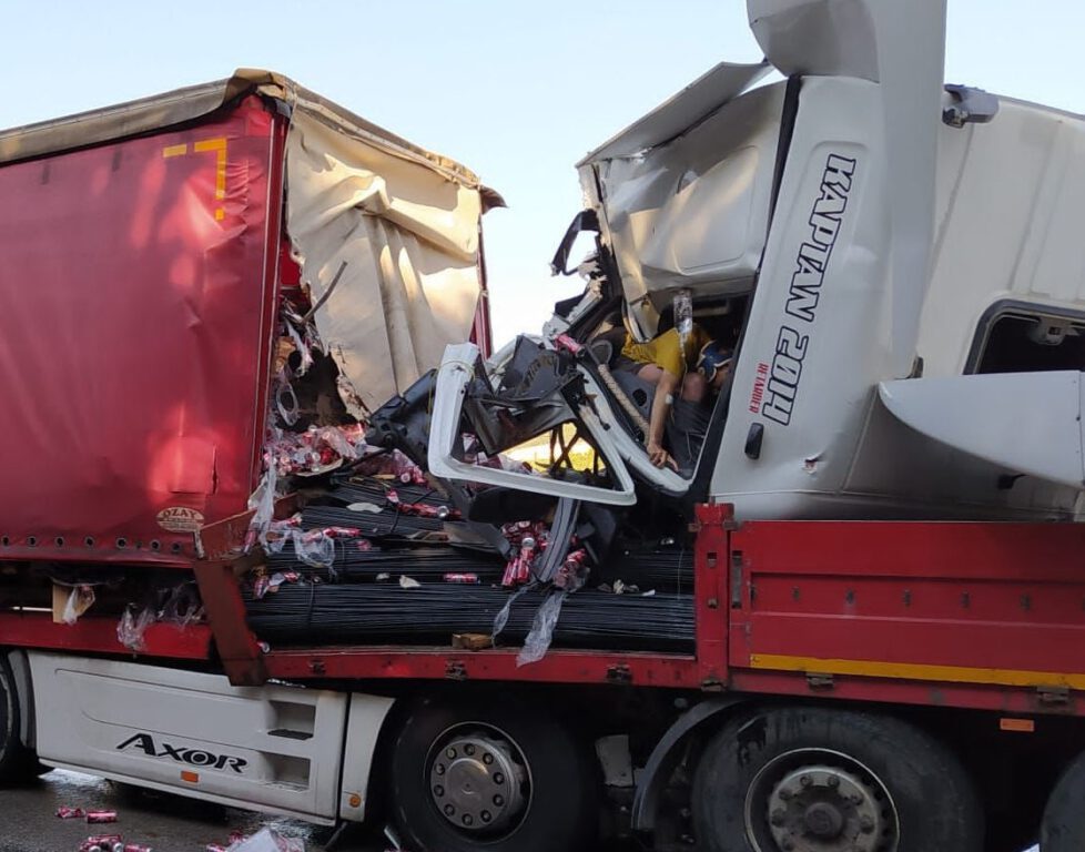 Meşrubat yüklü tır inşaat demiri yüklü tıra arkadan çarptı, 6 kişi yaralandı