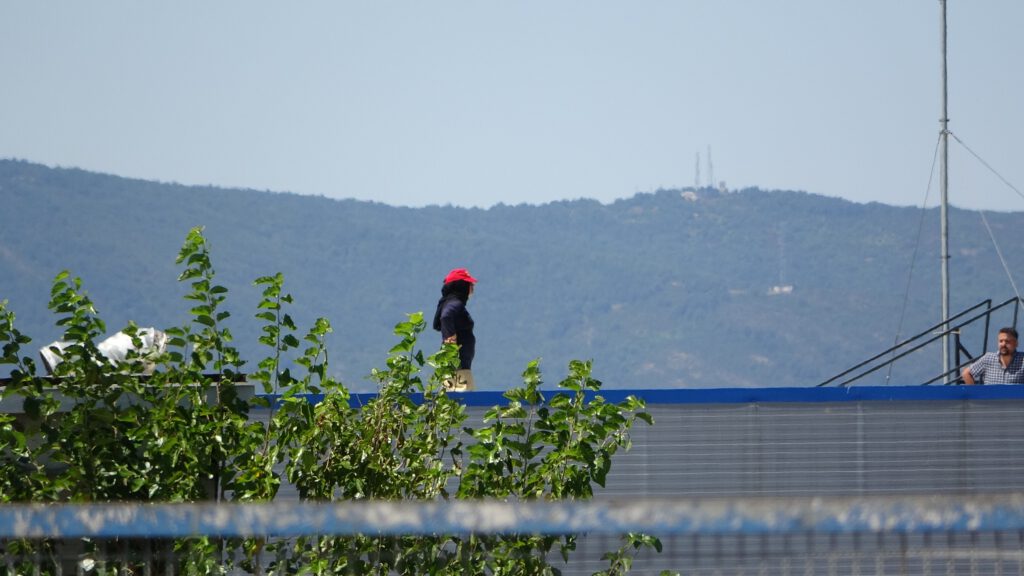 Tuzla’da tazminatının eksik verildiğini iddia eden kadın işçi fabrikanın çatısına çıktı