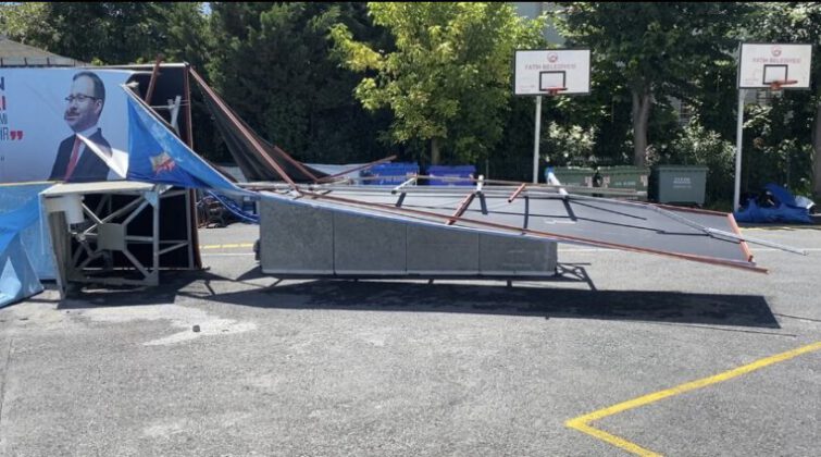 Fatih’te okulun bahçesine kurulan portatif yüzme havuzu bir anda yıkıldı