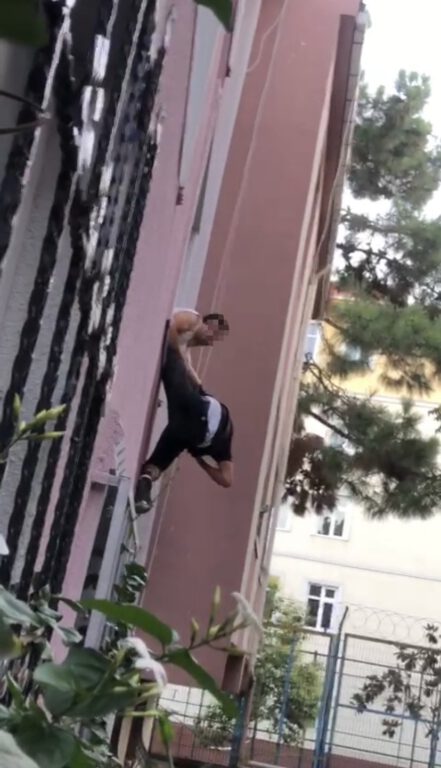 Beyoğlu’nda ev sahibi yakaladığı hırsızı camdan sarkıttı: O anlar kamerada
