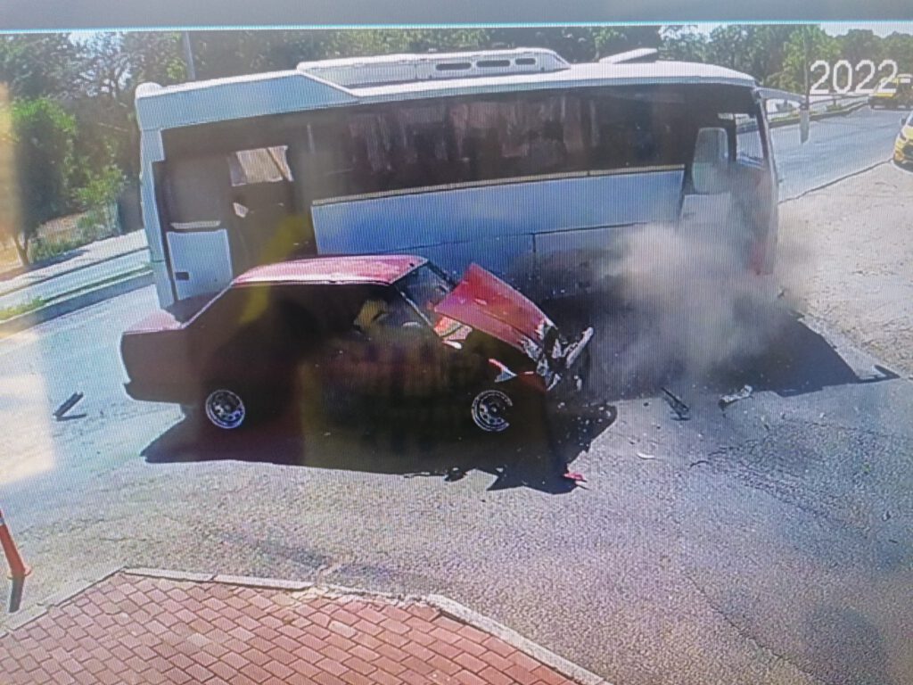 Dikkatsiz sürücünün yaptığı ‘U’ dönüşü faciaya sebep oluyordu