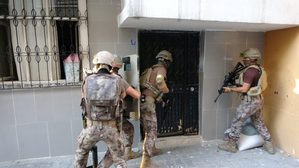 Mersin’de teröre “Temizleme” operasyonu: 31 gözaltı kararı… HDP İl Başkanı hakkında da gözaltı kararı verildi