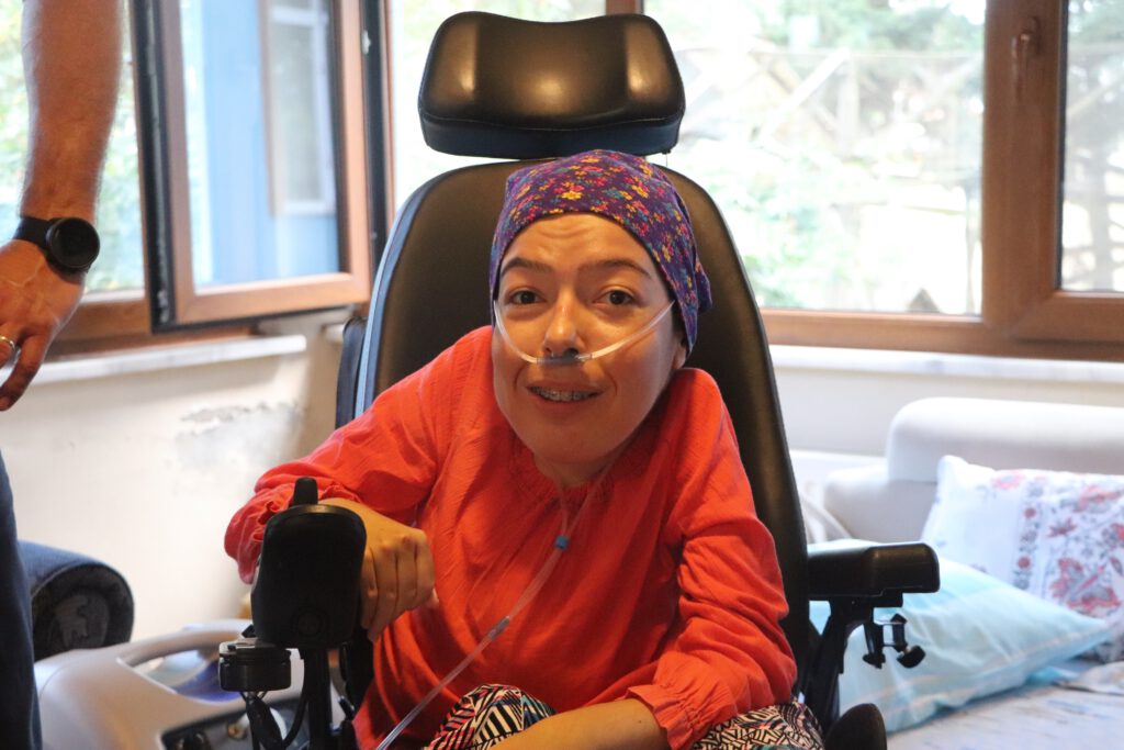 15 bin euroluk akülü araç bağışladı, 80 adet daha akülü araç sözü verdi