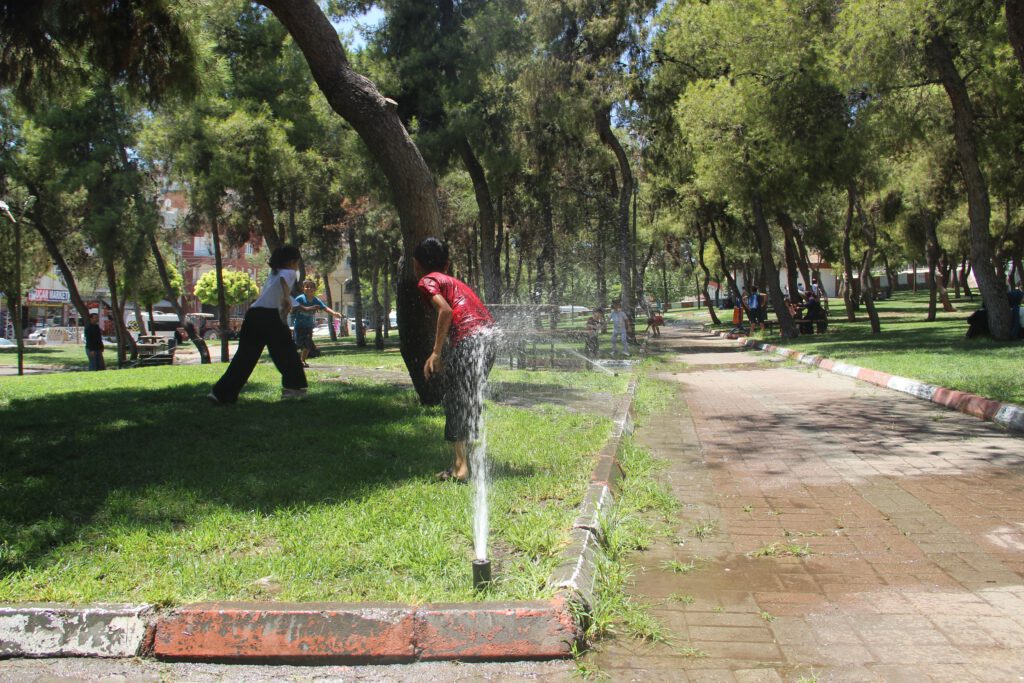 Sıcaktan bunalan çocuklar süs havuzlarında serinledi