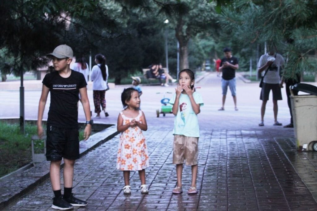 Kırgızistan’da halk TOMA ile serinledi