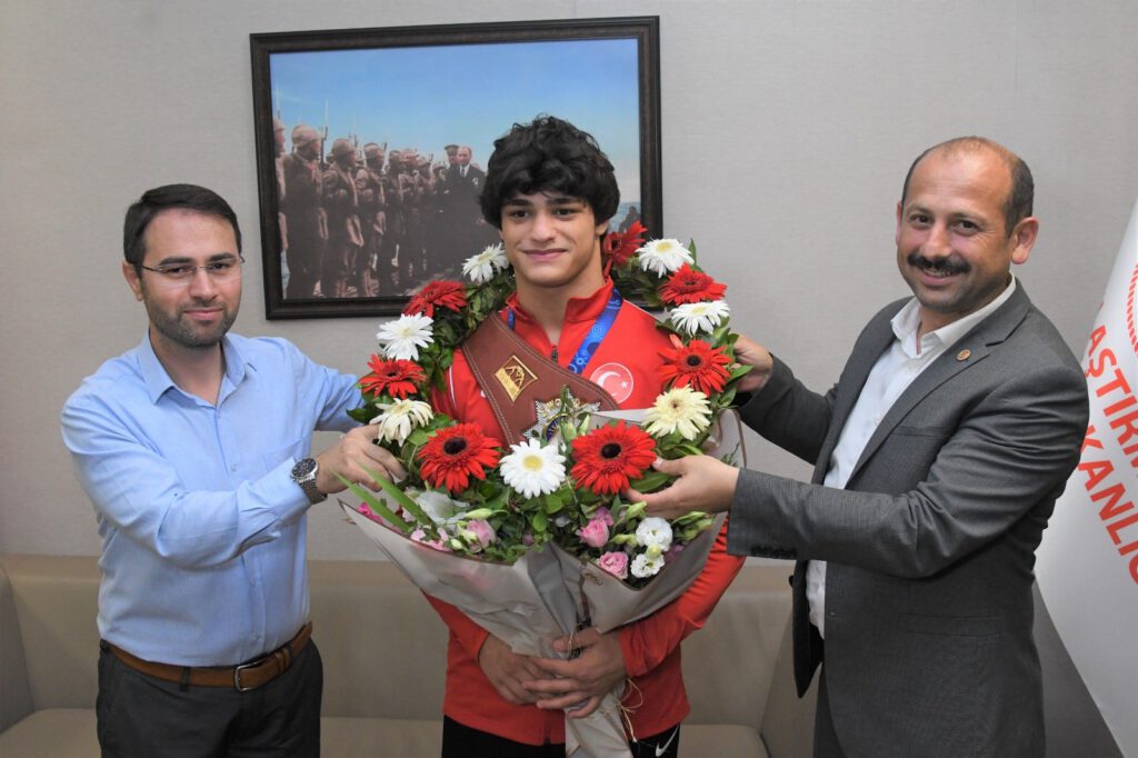 Dünya şampiyonu güreşçi çiçeklerle karşılandı