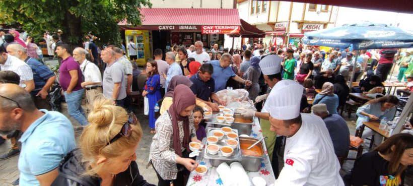 Her yıl bu çorbadan içmek için uzun kuyruklar oluşturuyorlar