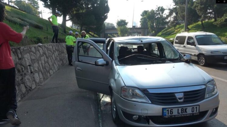 Bursa’da akıl almaz olayda, köprüden atlayan kişi otomobilin üzerine düştü: 3 yaralı