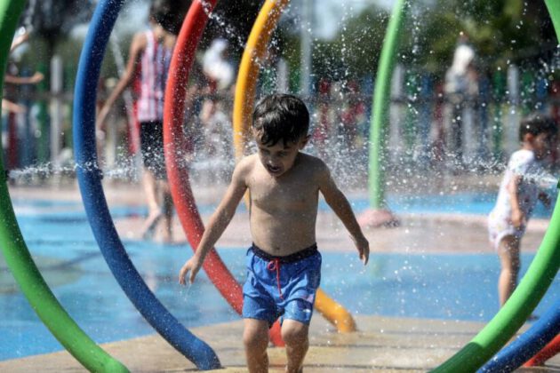 35 derece sıcakta bunalan çocuklar soluğu Su Oyunları Parkında aldı