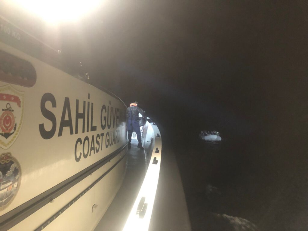 Ayvalık’ta 40 göçmen yakalandı