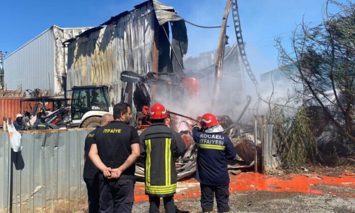 Boya fabrikasında çıkan yangın, uzun uğraşlar neticesinde söndürüldü