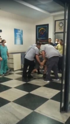 Baba-oğul hastanede 2 güvenlikçiyi darp etti, üstlerinden 3 bıçak ve 1 satır çıktı