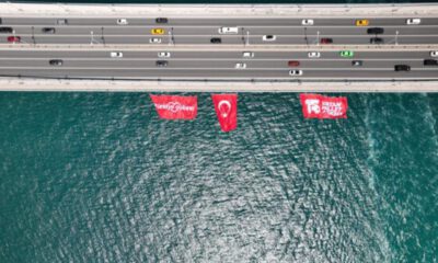 15 Temmuz Şehitler Köprüsü’ne asılan dev Türk bayrağı havadan görüntülendi