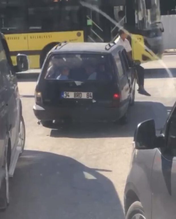 Bursa’da on kişinin bindiği otomobilde yer kalmayınca kaputa oturarak gitti