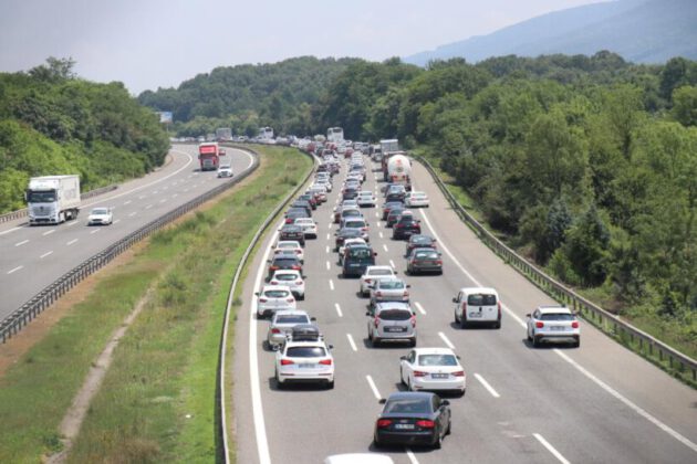 Anadolu Otoyolu’nda tatilci yoğunluğu trafiği durma noktasına getirdi