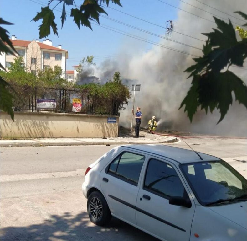 Sabah saatlerinde meydana gelen araç yangınlarında büyük maddi zarar oluştu