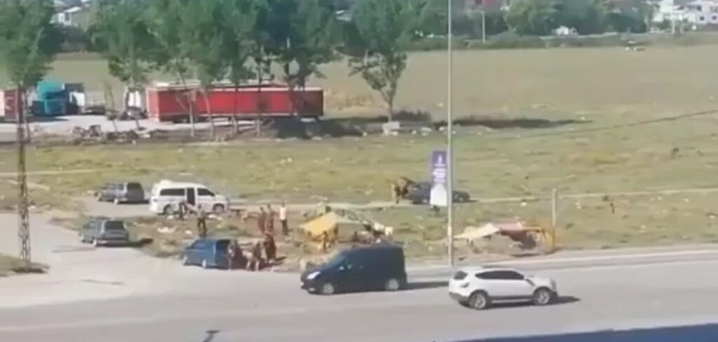 Bursa’da konar göçer aileler birbirine girdi yoldan geçen araçları taşladılar