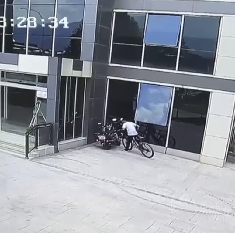 Hırsızlık yapmak isterken fark edilince arkasına bile bakmadan kaçtı