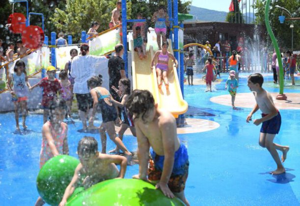 Su oyunları parkında bayram eğlencesi